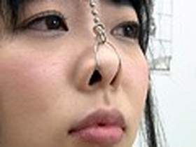 【美鼻限定】可愛い子ちゃんのお鼻がオヤジの臭い口臭・唾液で舐め犯されるビデオ　サンプル画像02